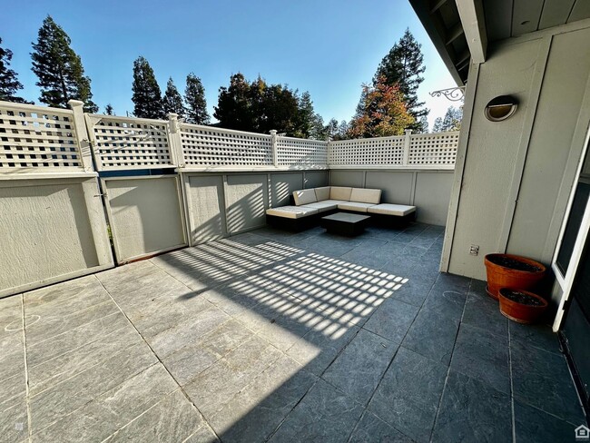 Building Photo - Attractive 3bd/2.5ba Townhouse in Sonoma G...