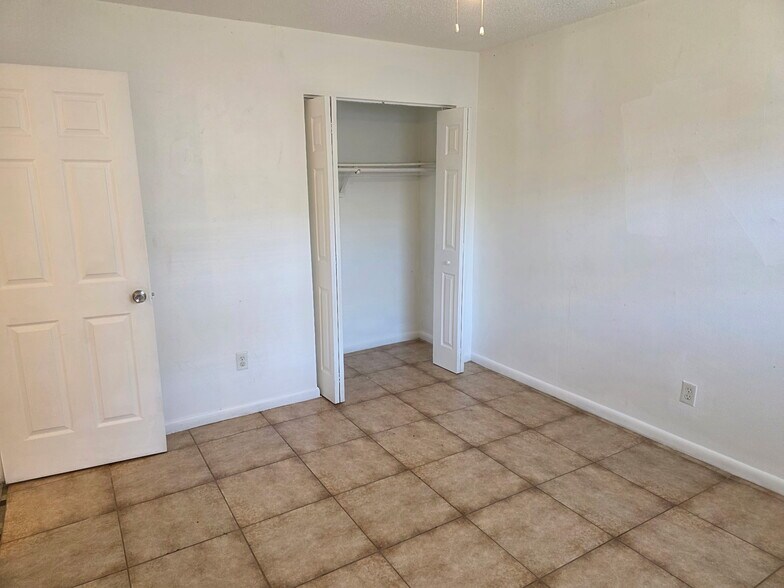 Building Photo - 3004 Oaklawn Ave