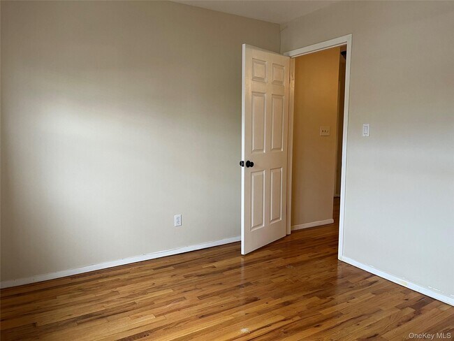 Building Photo - 410 Jericho Tpke