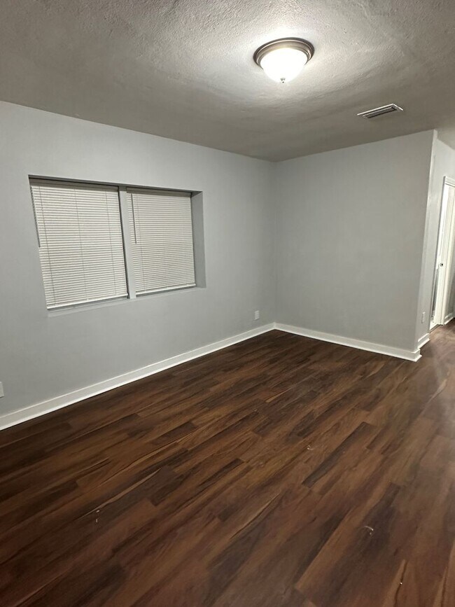 Building Photo - All Brick 4 bedroom 2 bath Northside Rental!