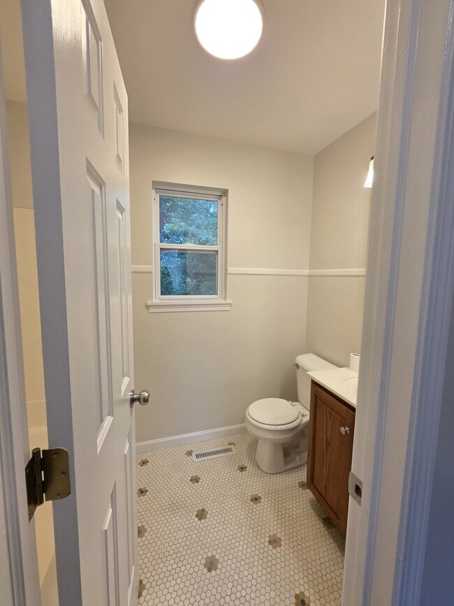 Building Photo - 740 Village Cir