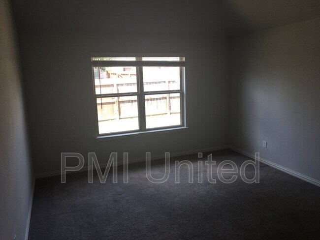 Building Photo - 3005 Cliffview Dr