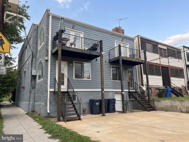 Building Photo - 1627 Holbrook St NE