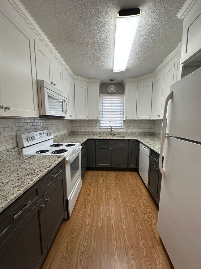 Building Photo - Whether you're downsizing or simply seeking low-maintenance living, this beautifully maintained 2...