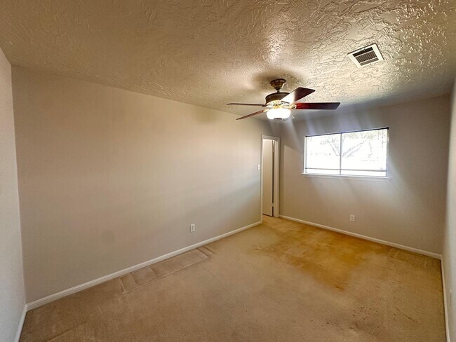 Building Photo - 219 Kings Ct