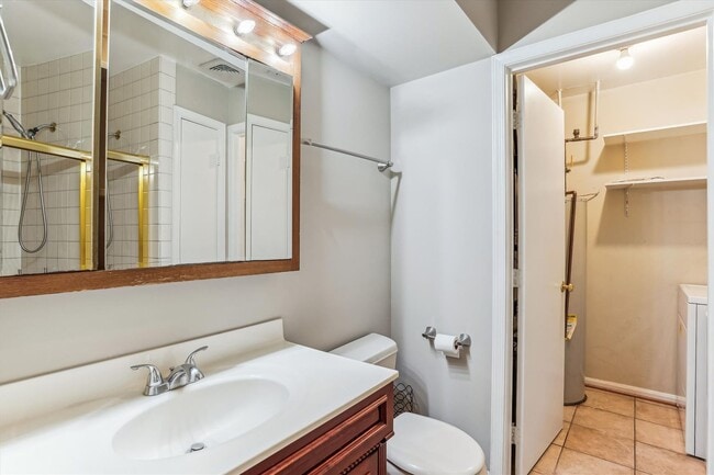 Building Photo - Lovely 2br/1bth ground level condo, close ...