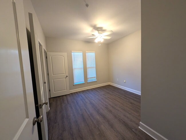 Building Photo - Beautiful, 3 bed, 2 bath Townhome Located ...