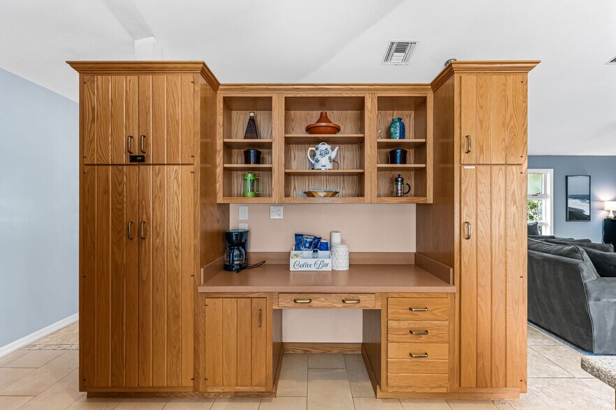 Building Photo - 10370 Main Dr