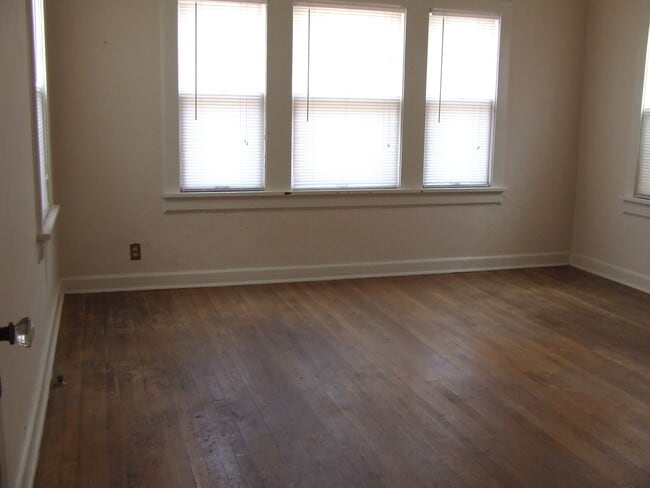 Building Photo - 412 E Baltimore Dr
