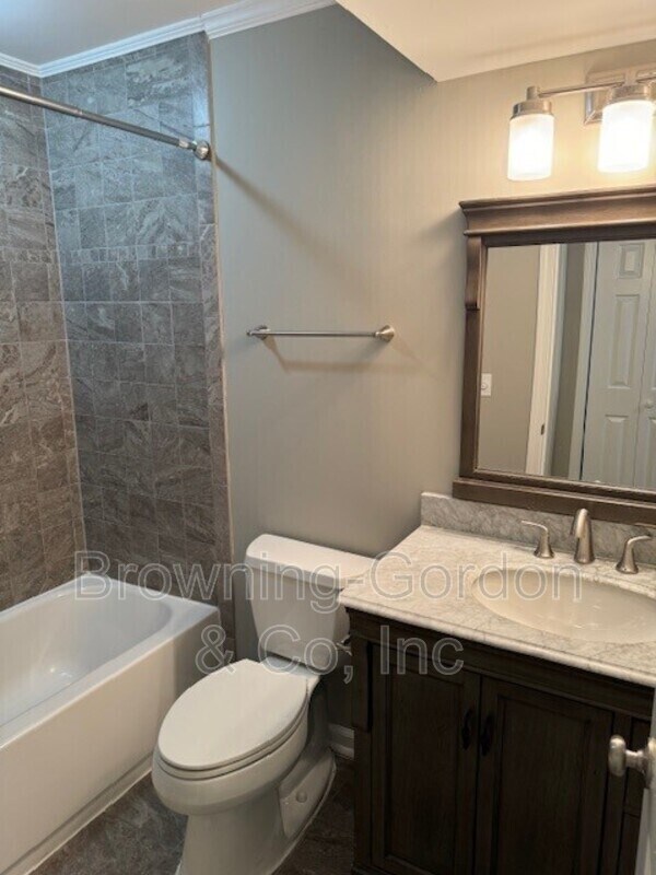 Building Photo - 215 Hillsboro Pl