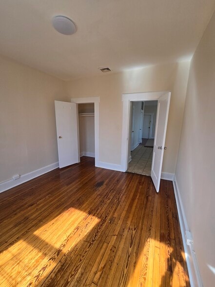 Building Photo - 526 S 15th St