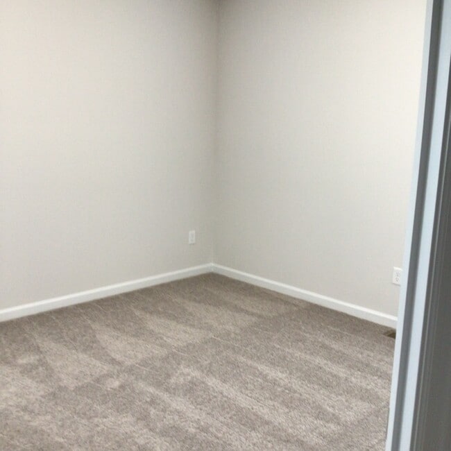 Building Photo - 605 Hampton Dr