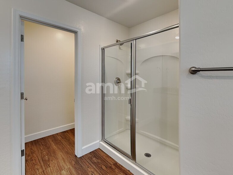 Building Photo - 12526 N 60th Ave