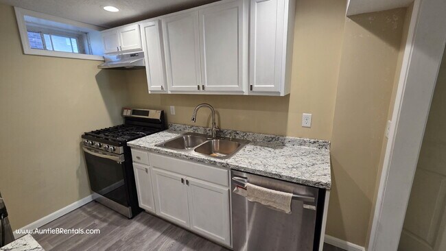 Building Photo - Quiet Studio Apartment - Check out the VIDEO TOUR