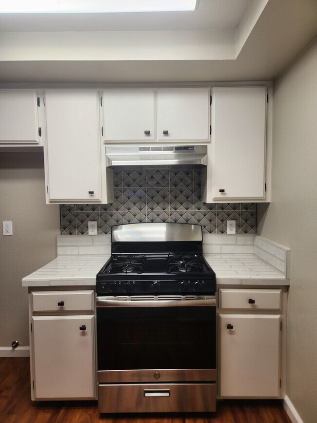 Building Photo - 131 Montana St