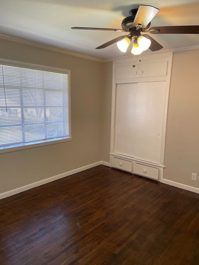 Building Photo - Darling Midtown Charmer! 3 bed 1 bath - NE...