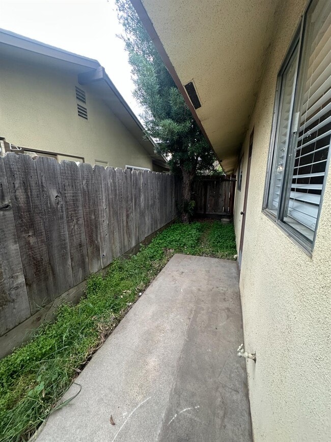 Building Photo - 220 Pollasky Ave