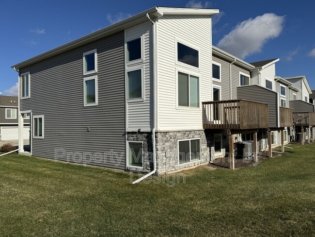 Building Photo - 9788 Crestview Dr