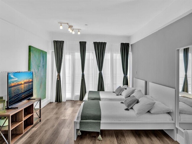 Building Photo - 1052 Ocean Dr