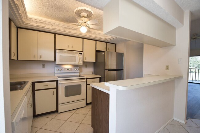 Building Photo - 927 Capri Isles Blvd
