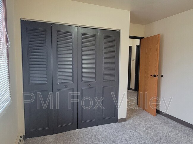 Building Photo - 104 Sycamore St