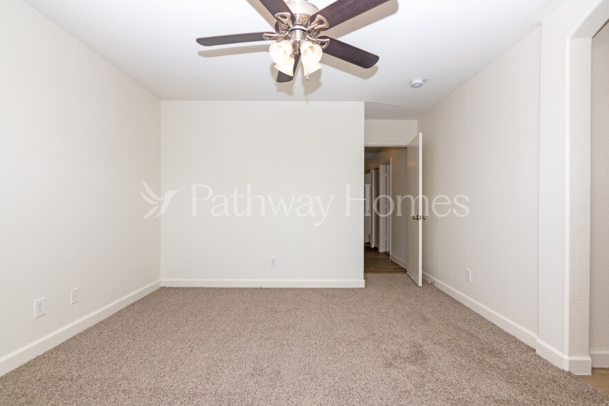 Building Photo - 8839 W Manzanita Dr