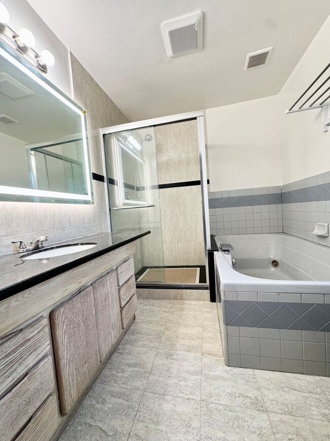 Building Photo - Updated 3 bed 2 bath duplex in Temple City