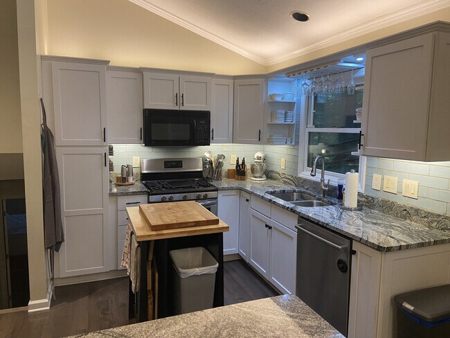 Building Photo - 1 Hunters Ridge Dr