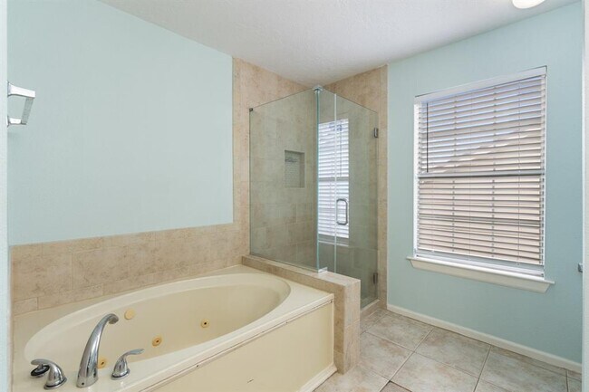 Building Photo - 7015 Redwood Falls Dr