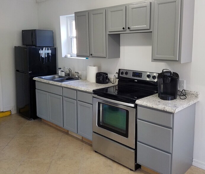 Building Photo - 2942 Palm Cir