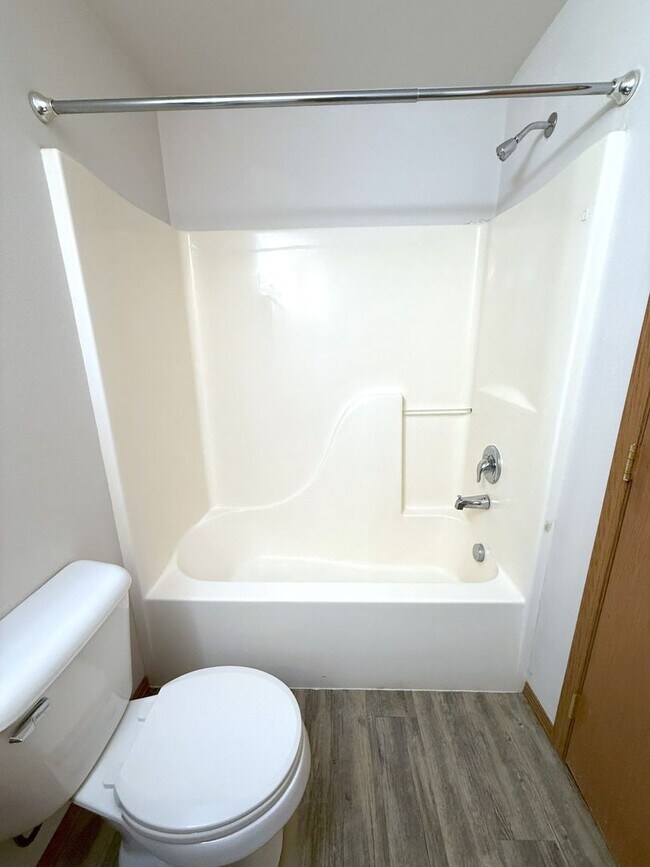 Building Photo - BONUS RENT SPECIAL! 3 Bed on Cul-de-sac wi...