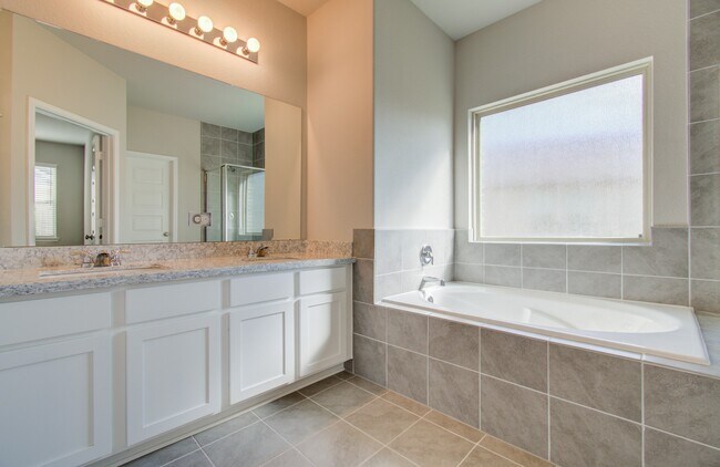 Building Photo - 8411 Beacon Bay Cir