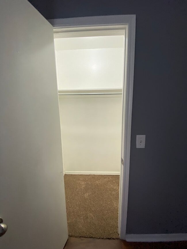 Building Photo - 2 Bedroom 1.5 Bath Apt at the Monterey Square Apts NW OKC