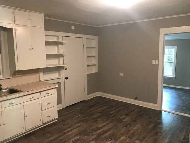 Building Photo - AVAILABLE NOW!