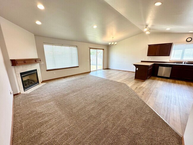 Building Photo - Spacious 4 Bedroom 2 Bathroom Home on Culd...