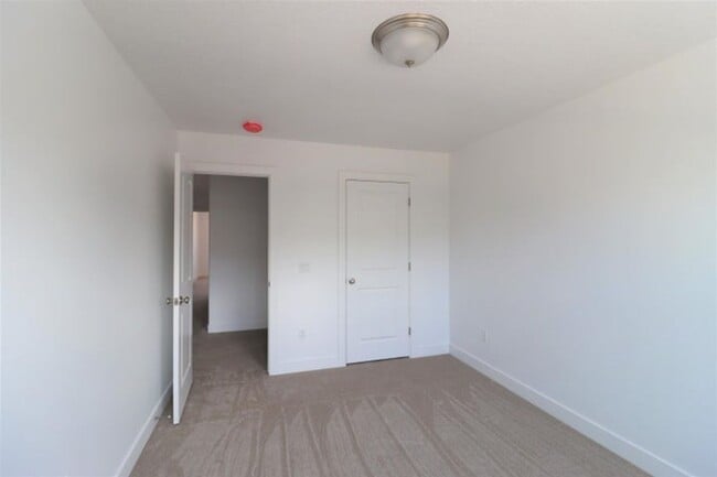 Building Photo - Move-In Discount! Newer Construction Townh...