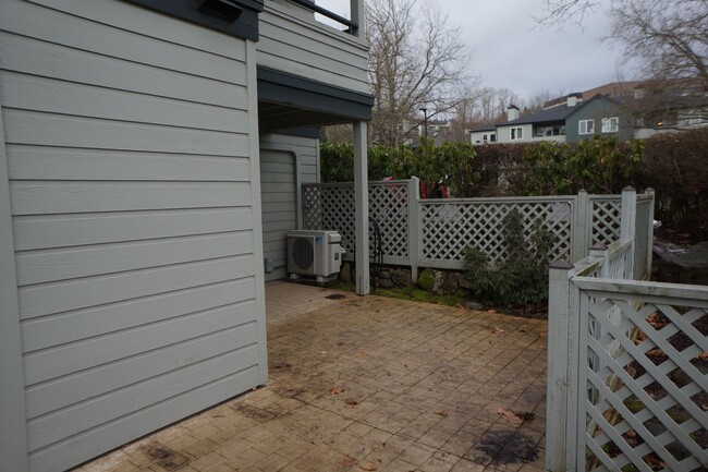 Building Photo - S. Landing 2 bedroom condo with Willamette...