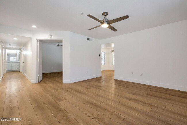 Building Photo - 9990 N Scottsdale Rd