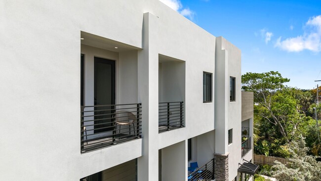 Building Photo - 428 SE 12th Ct
