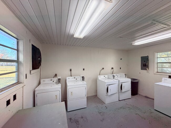 Building Photo - Check Out This 2Bedroom/1Bath Apartment!