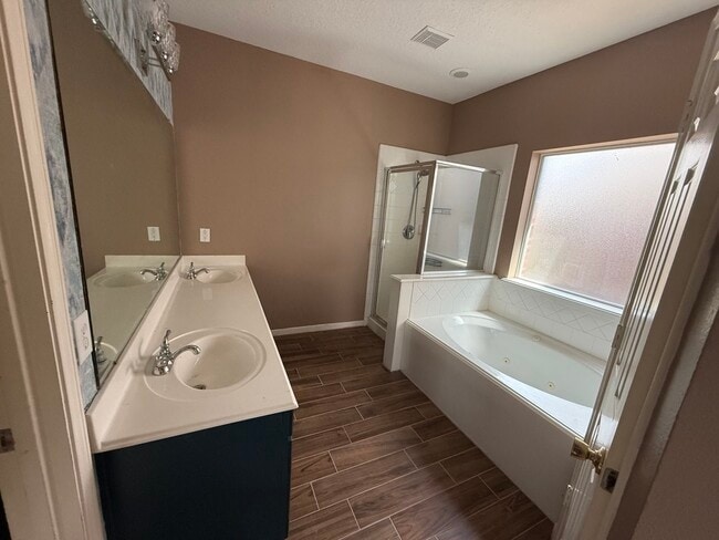 Building Photo - 2211 Cambridge Dale Ct