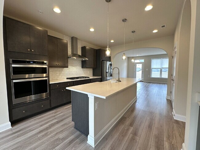 Building Photo - Luxury Townhome in Frederick