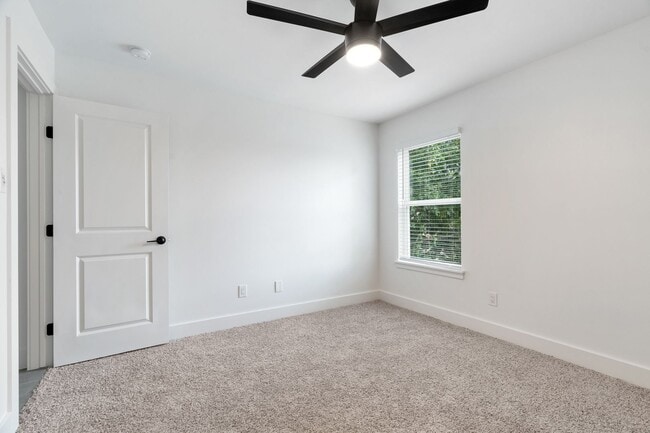 Building Photo - IN THE LOOP 2BD/1BA Brand New Finish Out /...