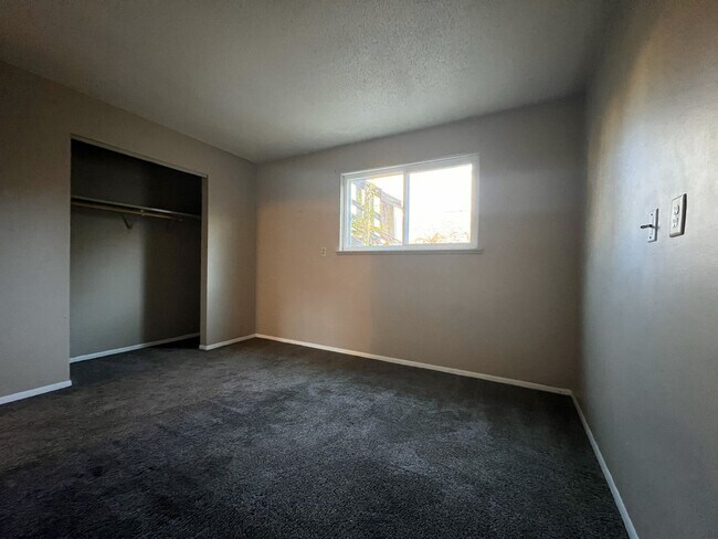 Building Photo - Lower Level 2 Bedroom Apartment MOVE IN SPECIAL!