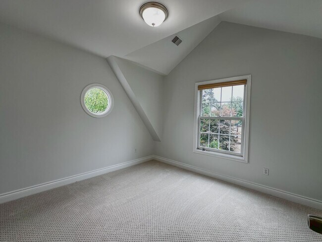 Building Photo - Lakeside Living!