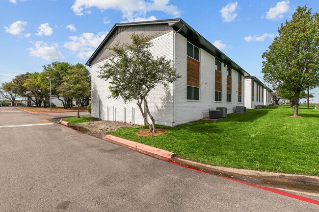 Building Photo - Your Charming 2/1 Apartment in Waxahachie ...