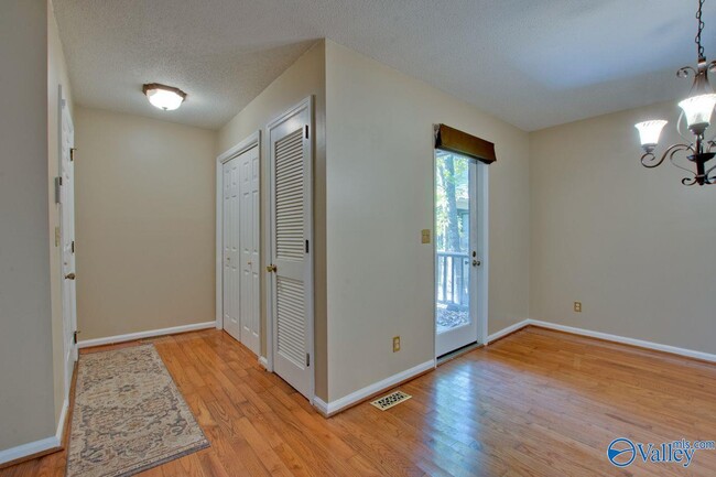 Building Photo - 3018 Live Oak Ln SW