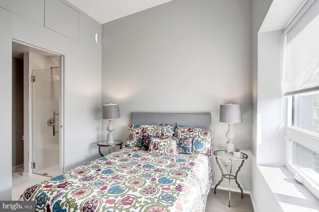 Building Photo - 2422 17th St NW