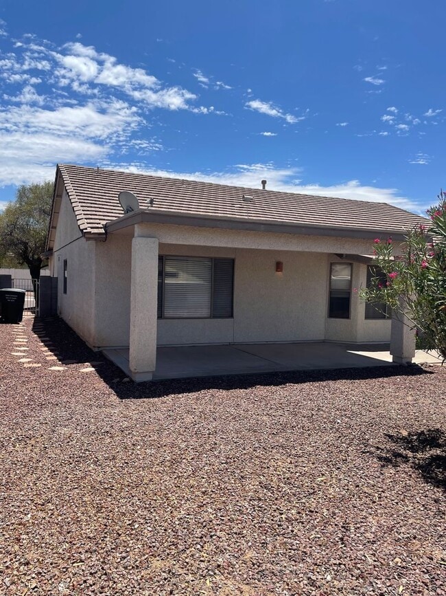 Building Photo - Lovely 3 Bedroom House!