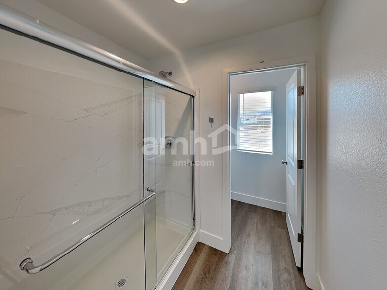 Building Photo - 5863 Vaes Dothrak St